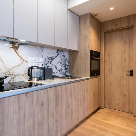 Lejlighed Stylish Central Apartment • City Views • Prime Location • Parking