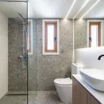 Apartment Stylish Central Apartment • City Views • Prime Location • Parking *