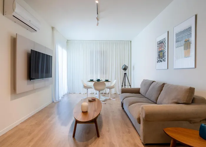 Stylish Central Apartment • City Views • Prime Location • Parking 尼科西亚