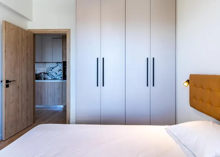 Stylish Central Apartment • City Views • Prime Location • Parking * 尼科西亚