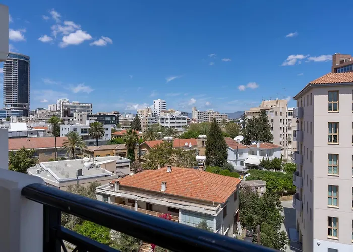 Stylish Central Apartment • City Views • Prime Location • Parking 公寓