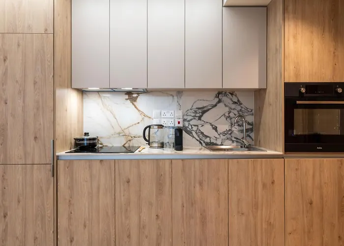 Stylish Central Apartment • City Views • Prime Location • Parking 公寓